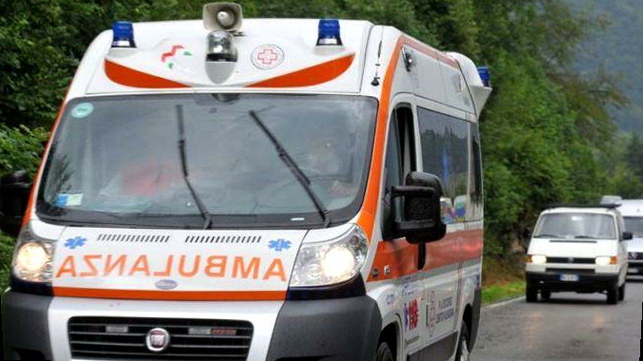 Mezzo di soccorso sul luogo dell’incidente — stessa scena, nuova angolazione e inquadratura (volti non alterati)