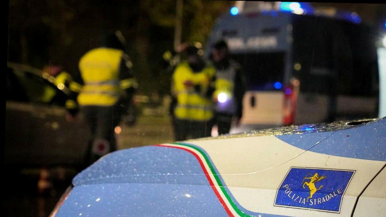Viareggio, intervento Polizia Stradale in notturna sull’autostrada A12 — stessa scena, nuova angolazione