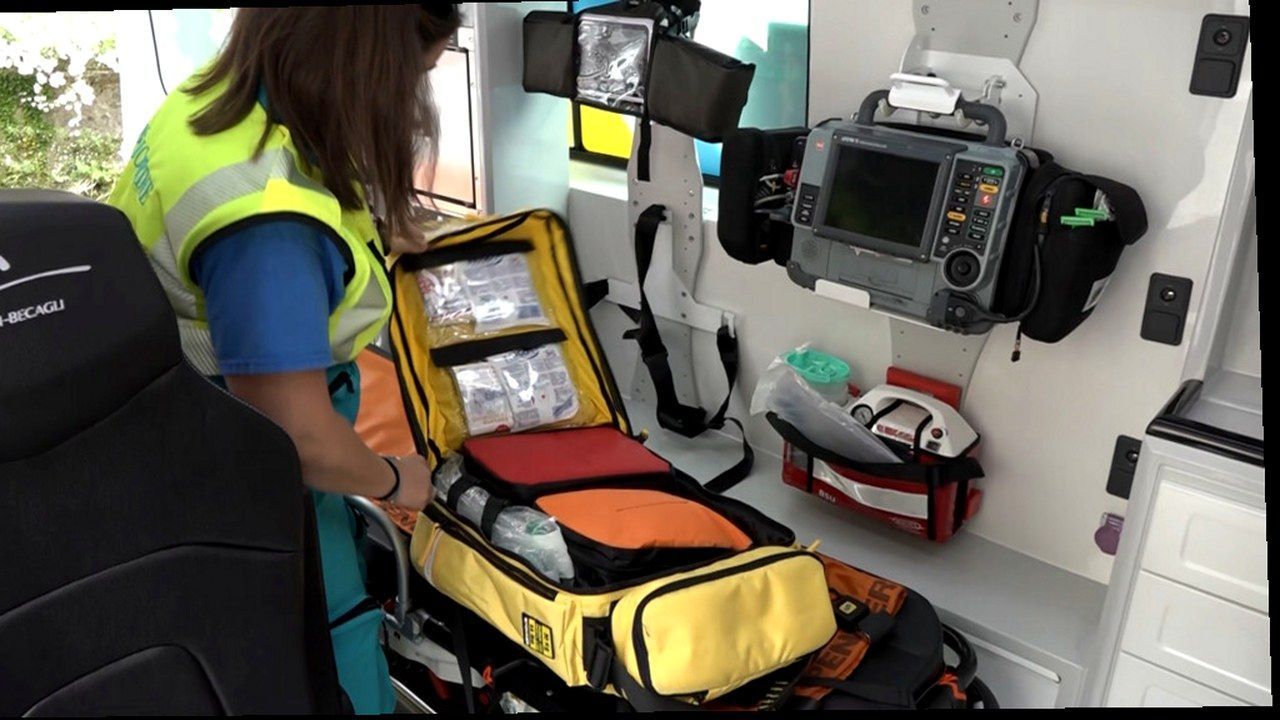 Mezzo di soccorso della Misericordia di Seravezza — stessa scena, nuova angolazione geometrica senza alterazione dei volti