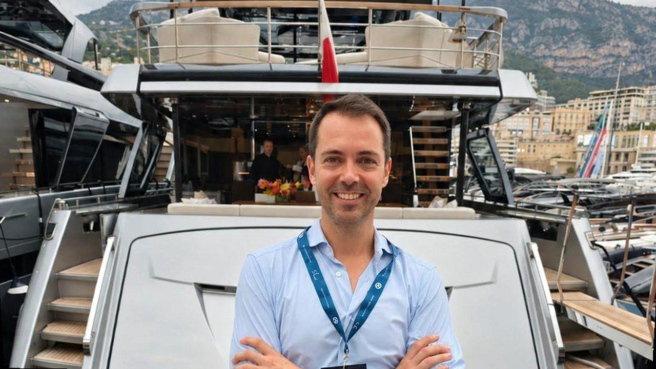YachtMotion AI nautica Altopascio Giulio Vannini — stessa scena, angolazione e inquadratura diverse, volti non alterati