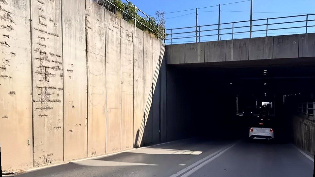 Pisa sottopasso viale delle Cascine — chiusura corsia uscita; foto fonte La Nazione, inquadratura geometrica (soggetto invariato)