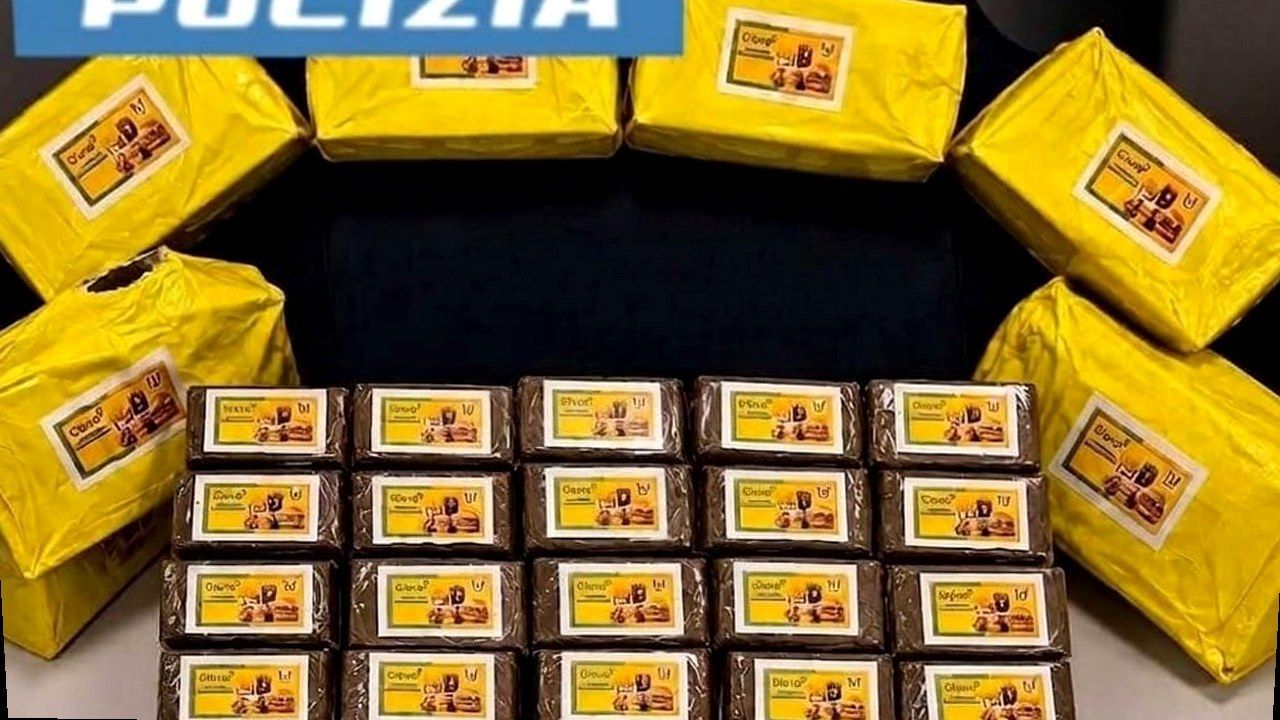 Panetti di hashish sequestrati dalla Squadra Mobile di Pisa: inquadratura ricostruita (stesso soggetto, senza alterazione dei volti)