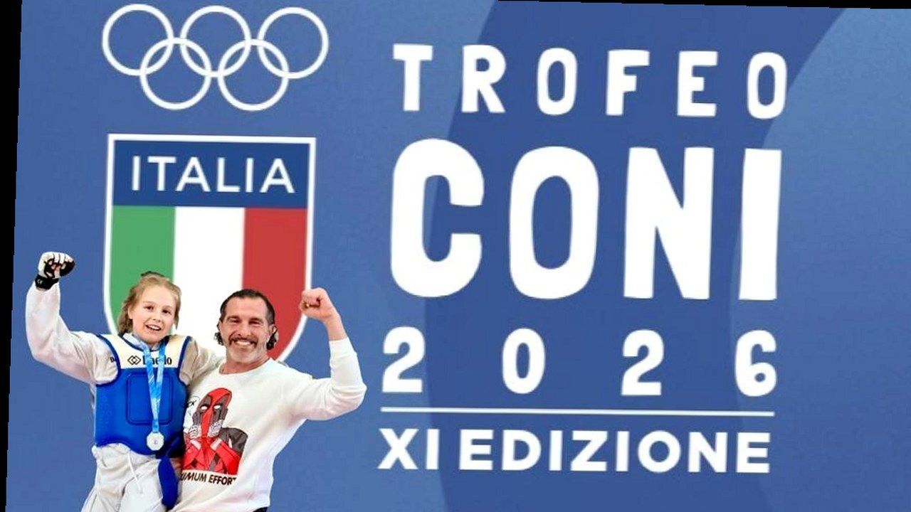 Mia Giovannelli con il maestro Simone Niccolai davanti al logo del Trofeo Coni 2026 — stessi soggetti, nuova angolazione (volti non alterati)