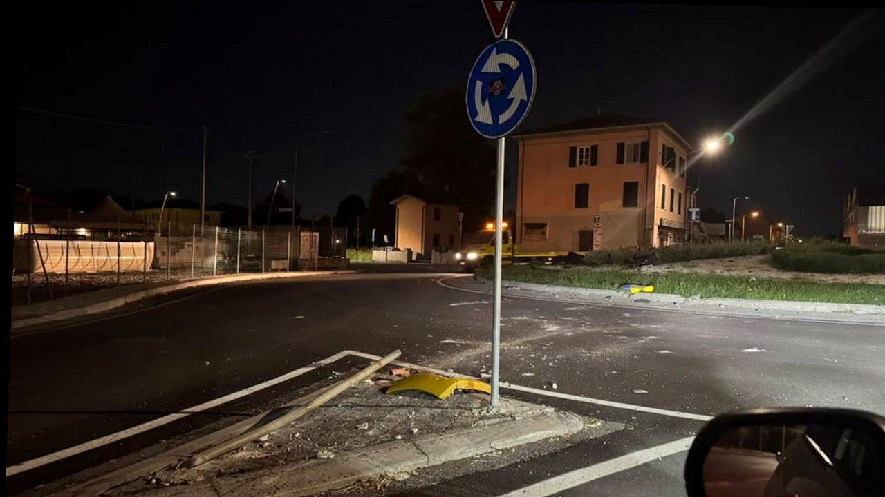 Rotonda danneggiata a Lunata (Capannori) dopo l'incidente notturno sulla via Pesciatina