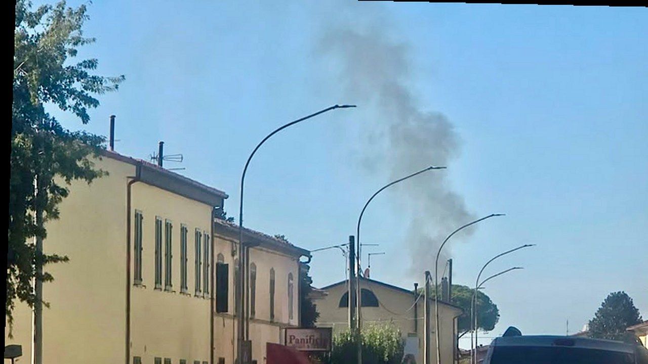 Pisa, colonna di fumo al Ponte delle Bocchette — stessa scena, nuova angolazione (nessun volto alterato)