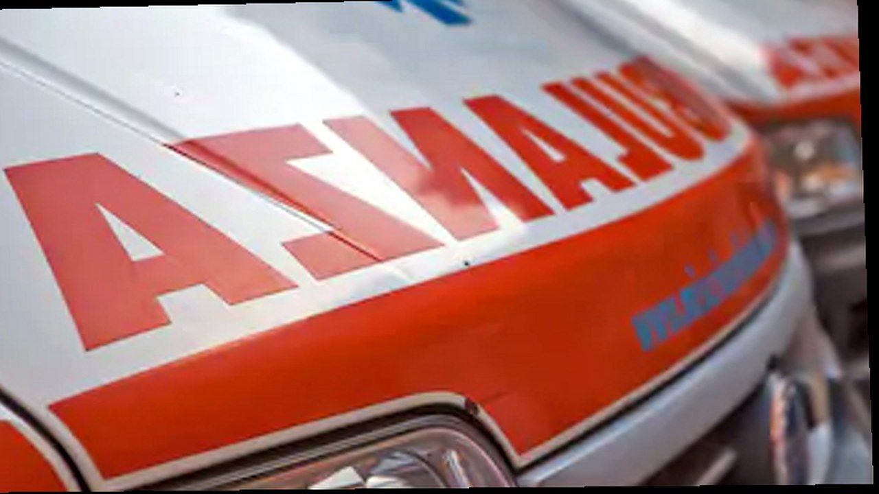 Ambulanza di repertorio — stessa scena, nuova angolazione geometrica (nessun volto alterato)