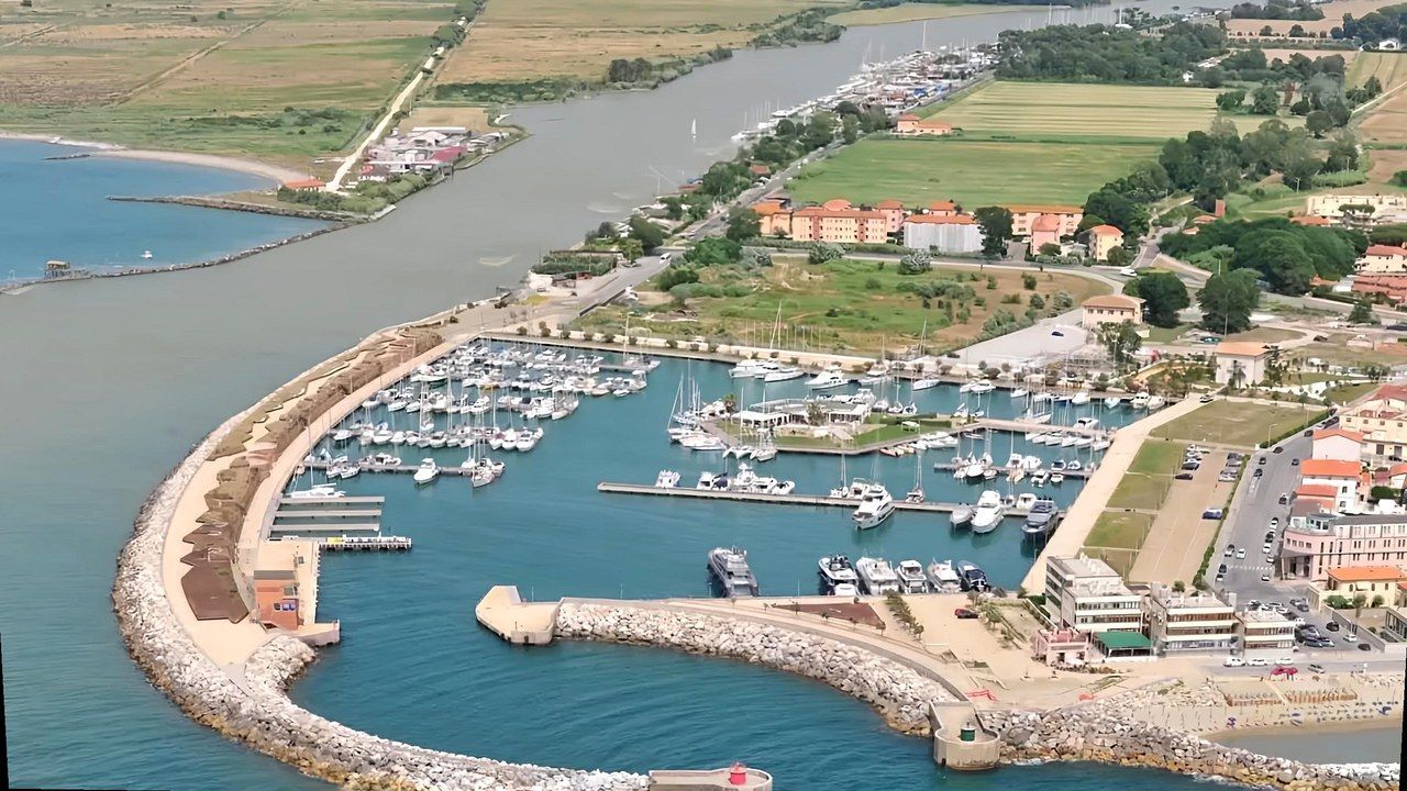 Veduta aerea del porto di Pisa — stessa scena, nuova angolazione geometrica (nessun volto alterato)