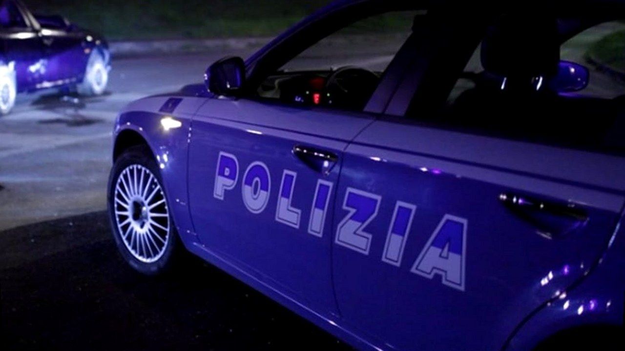 Pontedera, interventi notturni di Polizia — stessa scena, nuova angolazione geometrica (nessun volto alterato)