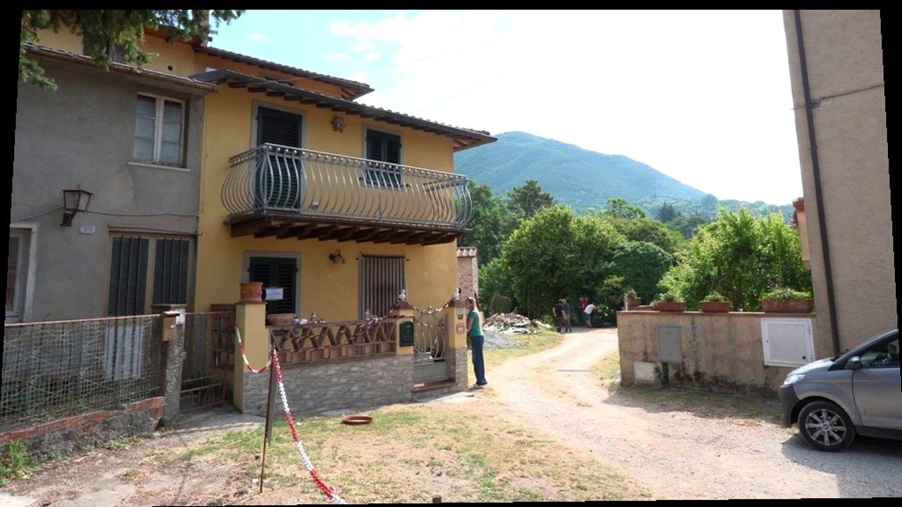 Casa cordonata con nastro della Polizia a Pieve di Camaiore dopo il duplice omicidio