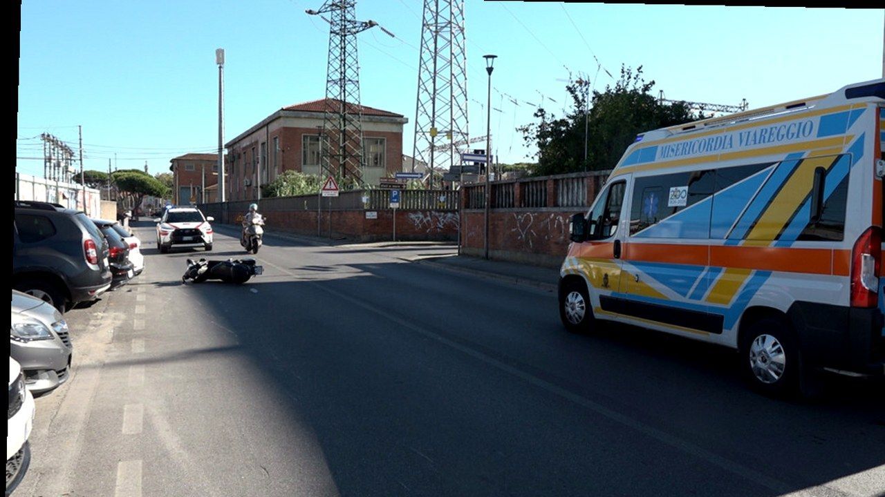 Viareggio, via Burlamacchi: scooter a terra e mezzo della Misericordia dopo l’investimento con fuga