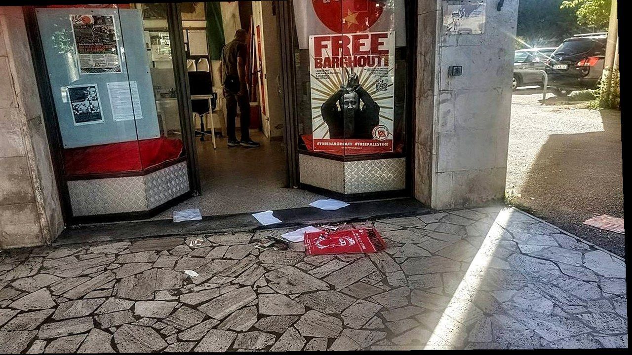 Pontedera, sede Rifondazione Comunista vandalizzata — stessa scena, nuova angolazione geometrica (nessun volto alterato)