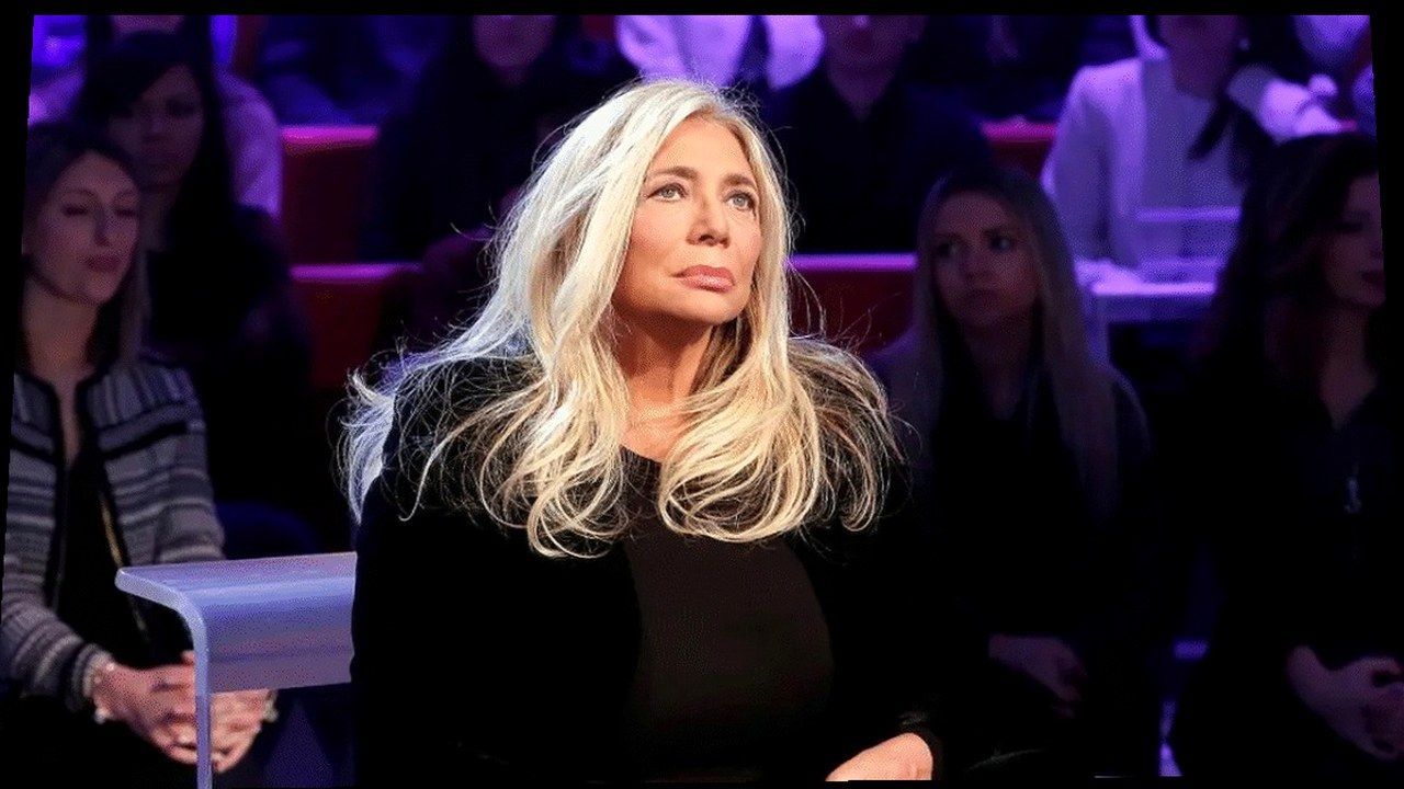 Mara Venier al debutto di Domenica In, cover Bigodino, warp geometrico (volti invariati)