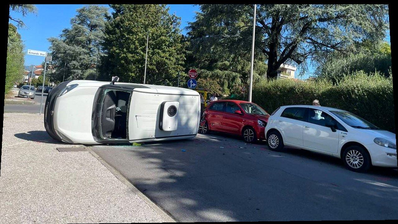Lucca, incidente in via Piave all’Arancio: auto semiribaltata all’incrocio con via Diaz