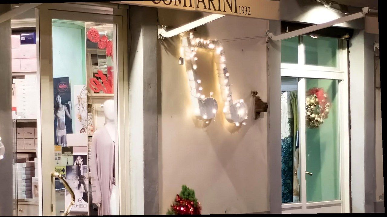 Lucca, vetrine del negozio Comparini in corso Garibaldi