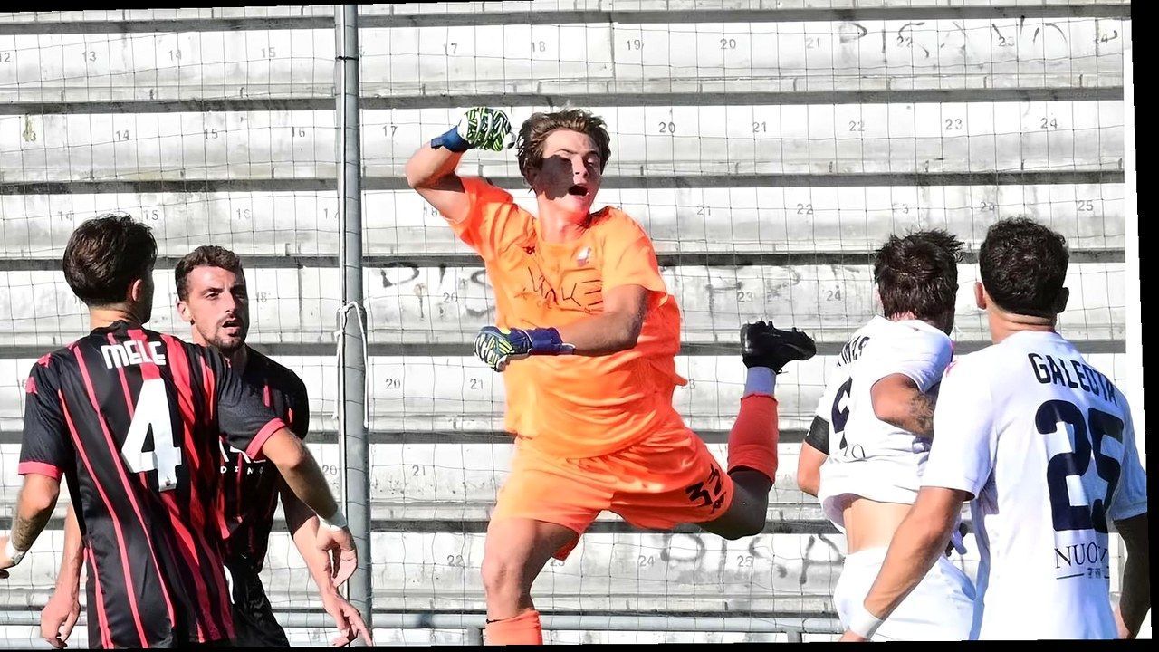 Lucca, portiere Vespier della Lucchese in azione