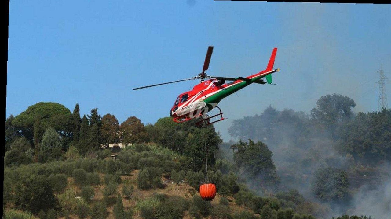 Elicottero antincendio in azione su un fronte di fiamme