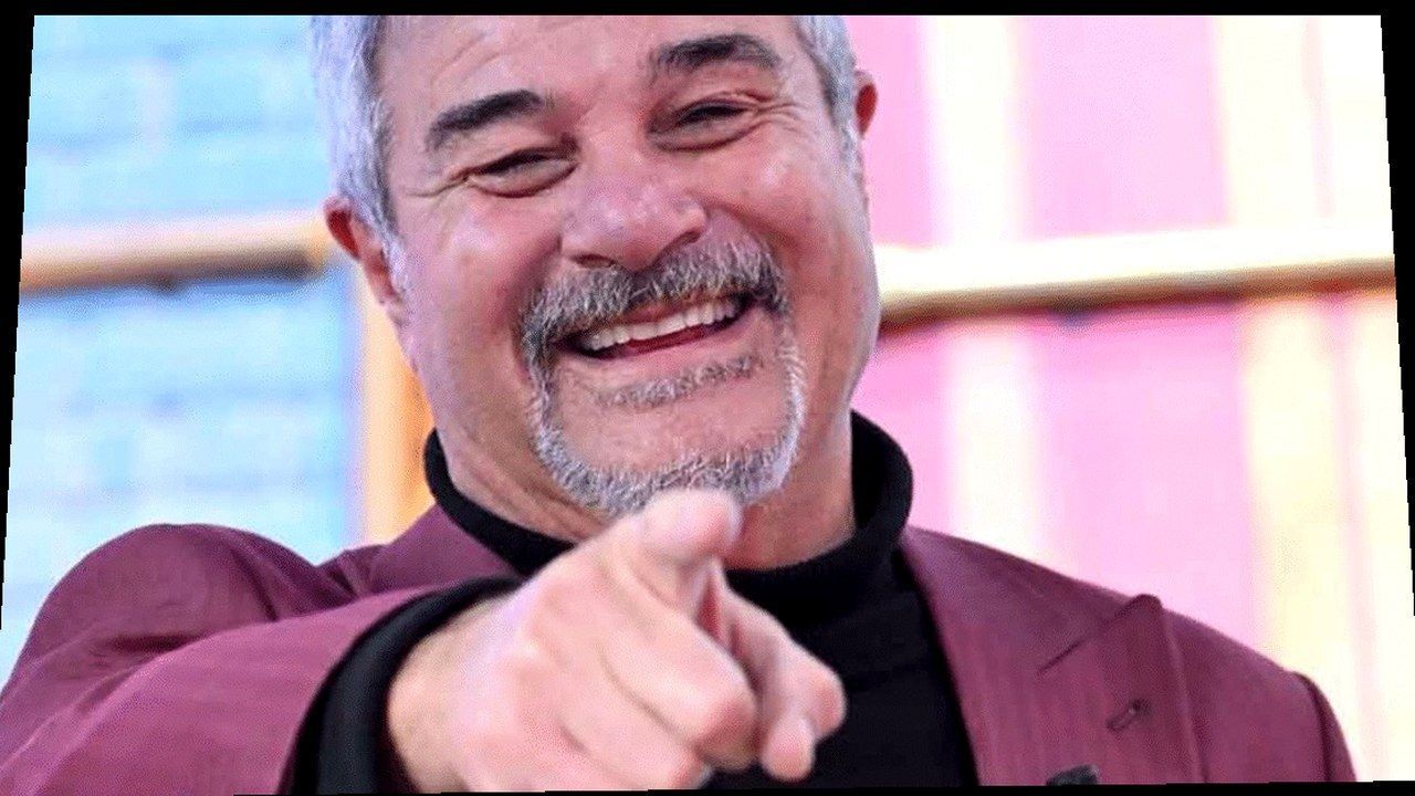 Pino Insegno a Reazione a Catena: il conduttore Rai 1 tra squalifica scherzosa e coreografia in studio
