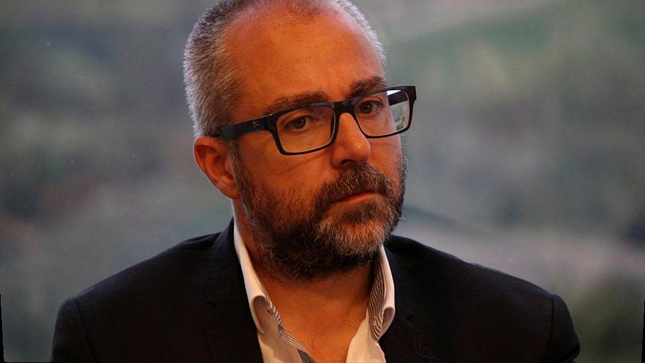 Stessa scena, nuova angolazione e inquadratura — senza alterazione dei volti