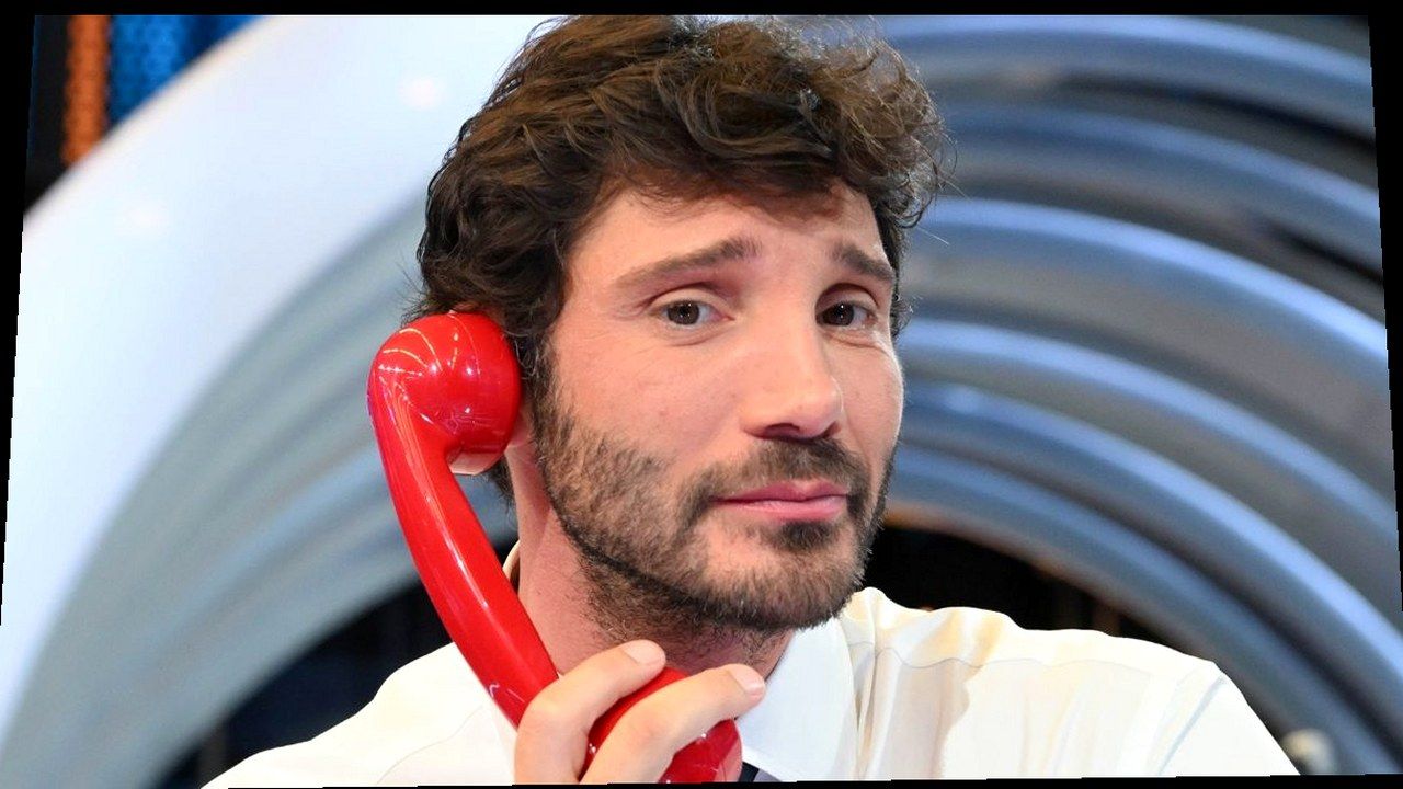 Stefano De Martino ad Affari Tuoi — stessa scena, nuova angolazione (volti invariati)