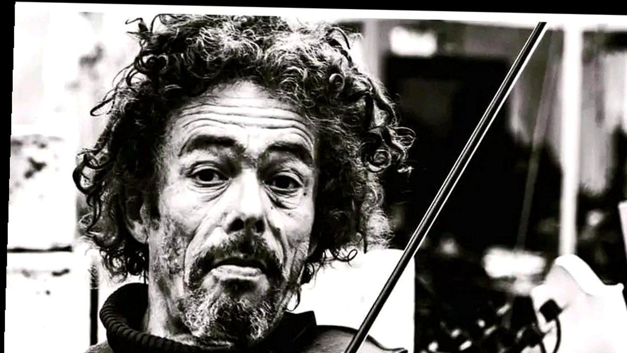 Simon, violinista senzatetto di Pietrasanta — stessa persona, nuova angolazione (nessun volto alterato)