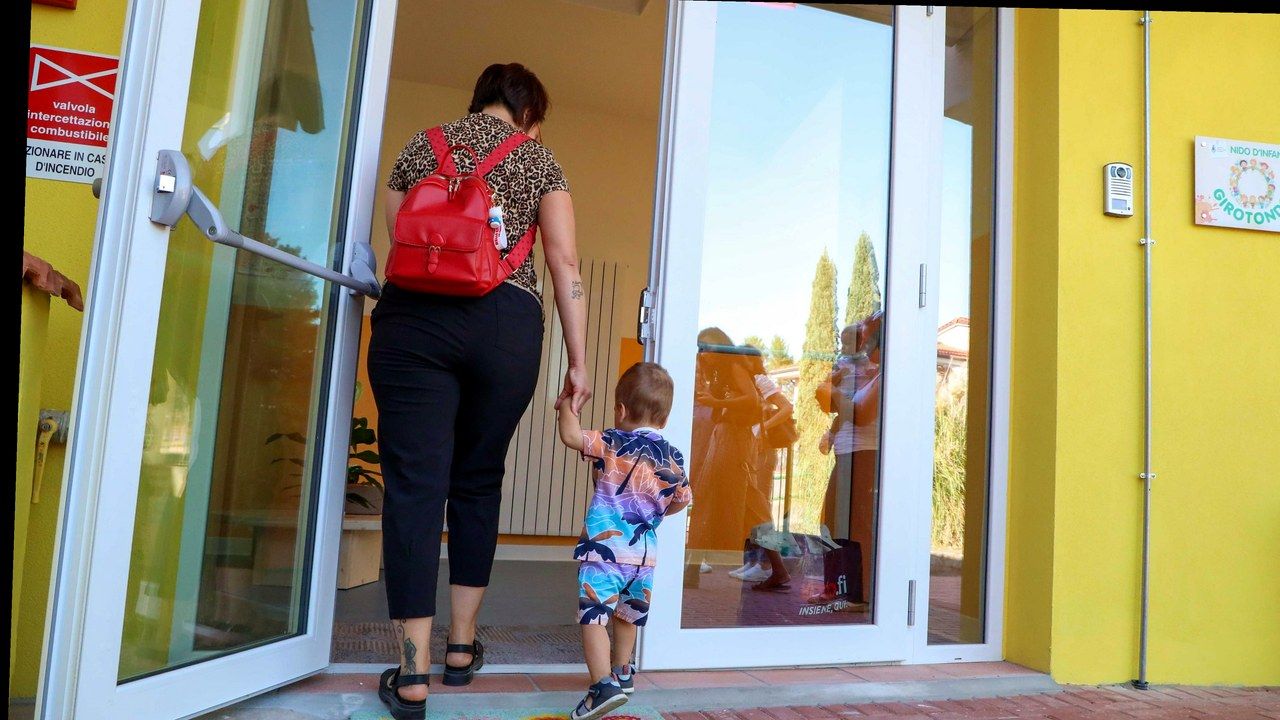 Stessa scena, nuova angolazione e inquadratura — senza alterazione dei volti