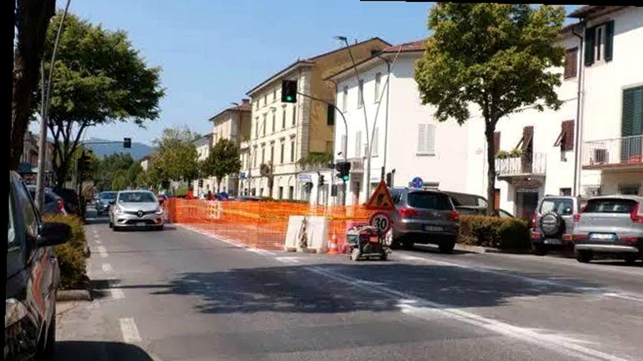 Code e traffico su viale Castracani a Lucca verso l’ospedale — stessa scena, nuova angolazione (nessun volto alterato)