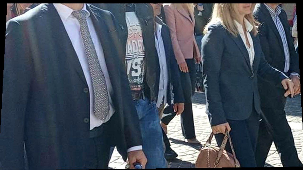Stessa scena, nuova angolazione e inquadratura — senza alterazione dei volti