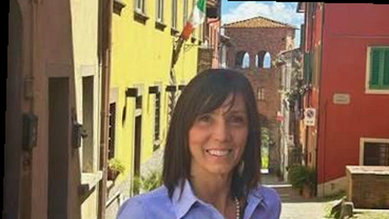 Sindaca Marzia Bassini nel centro storico di Montecarlo — stessa scena, nuova angolazione (nessun volto alterato)