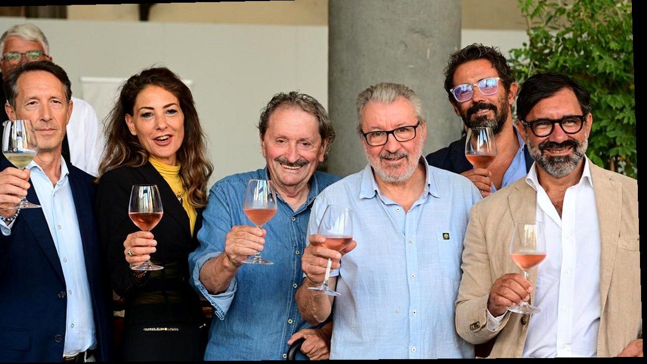 Brindisi istituzionale Lucca Wine & Oil Experience sotto Palazzo Pretorio — stessa scena, nuova angolazione (nessun volto alterato)