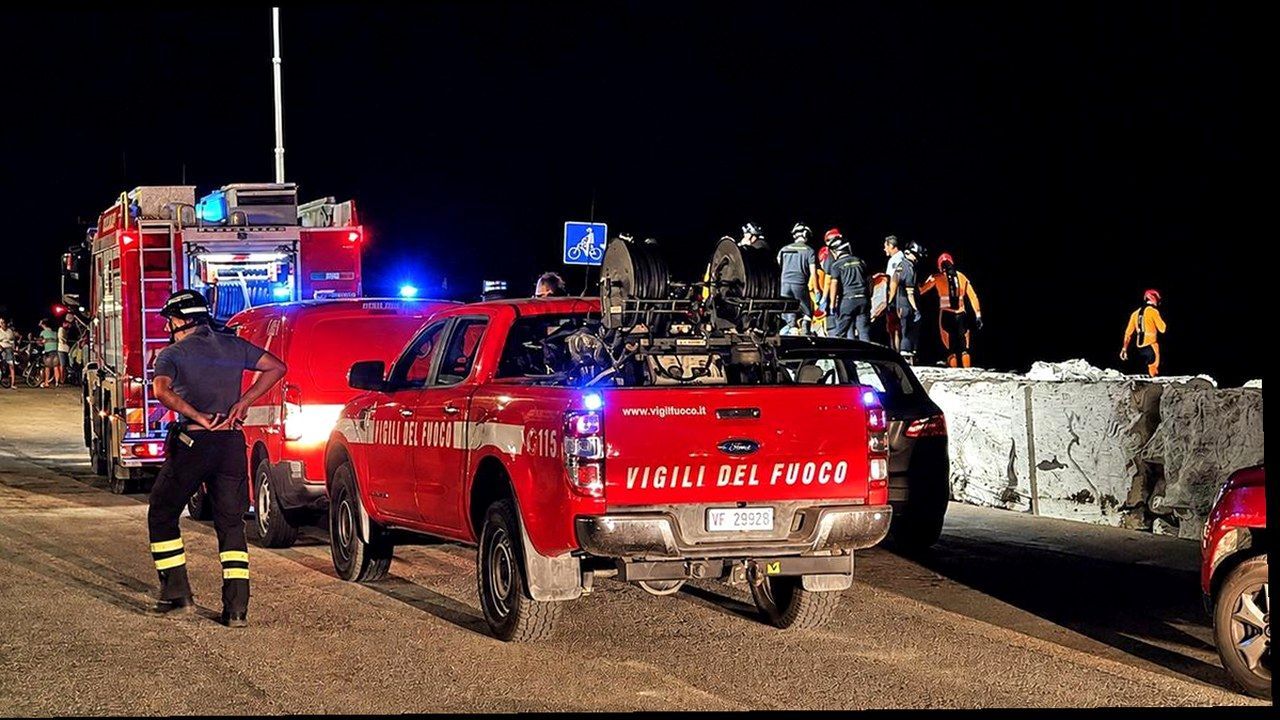 Task force soccorso in mare a Viareggio — stessi soggetti, nuova angolazione (nessun volto alterato)