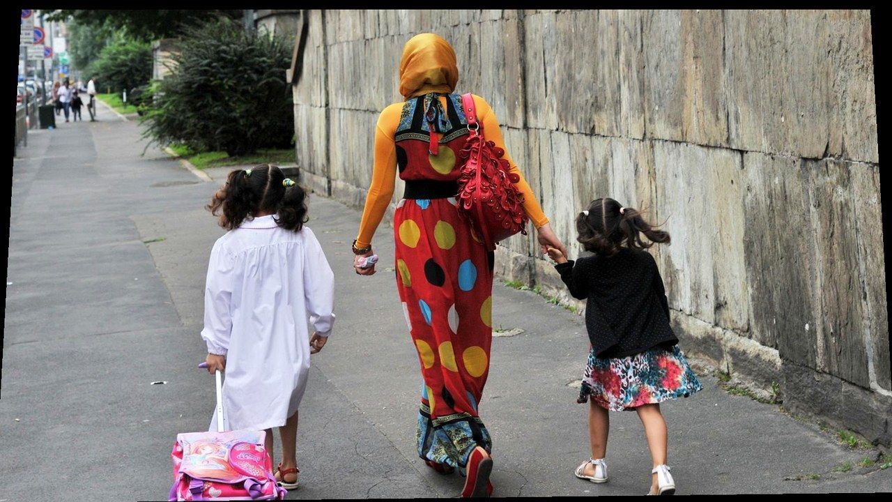 Stessa scena, nuova angolazione e inquadratura — senza alterazione dei volti