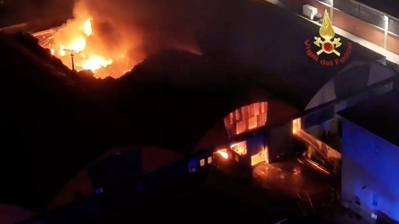 Incendio garage auto di lusso a Pero, vigili del fuoco e capannone bruciato