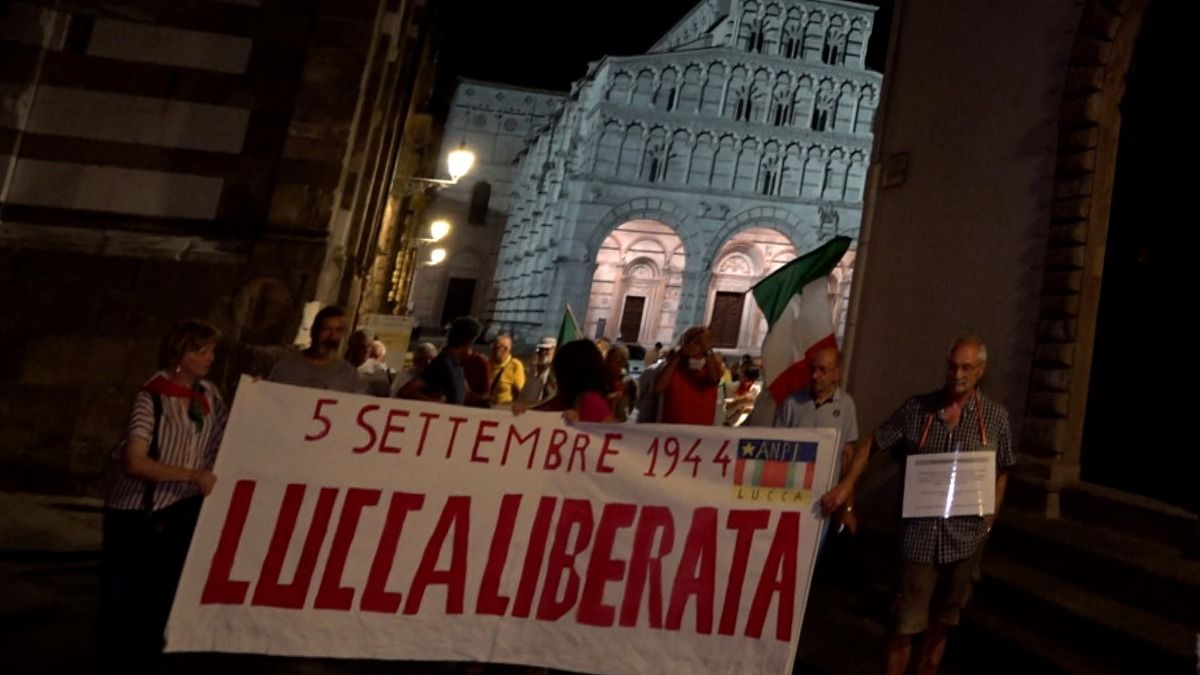 Lucca, Liberazione: striscione Anpi «5 settembre 1944 Lucca liberata»