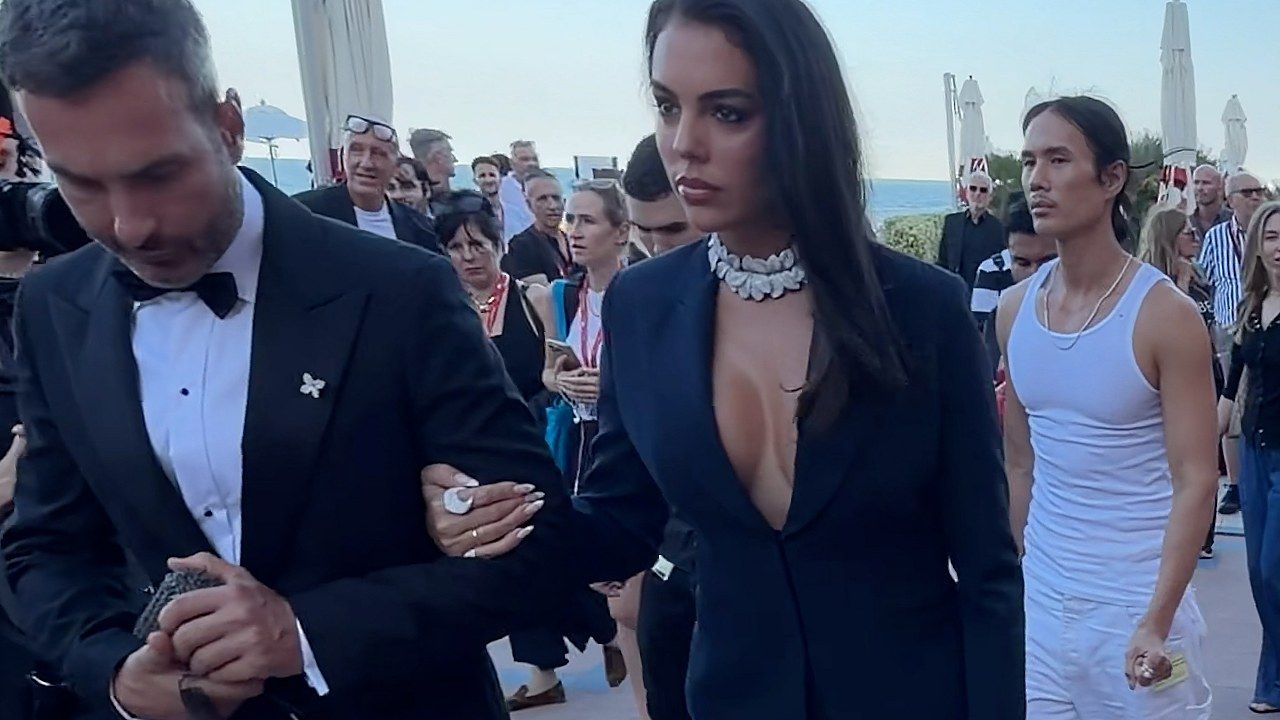 Georgina Rodriguez in look Gucci blu con collana bianca al red carpet di Venezia
