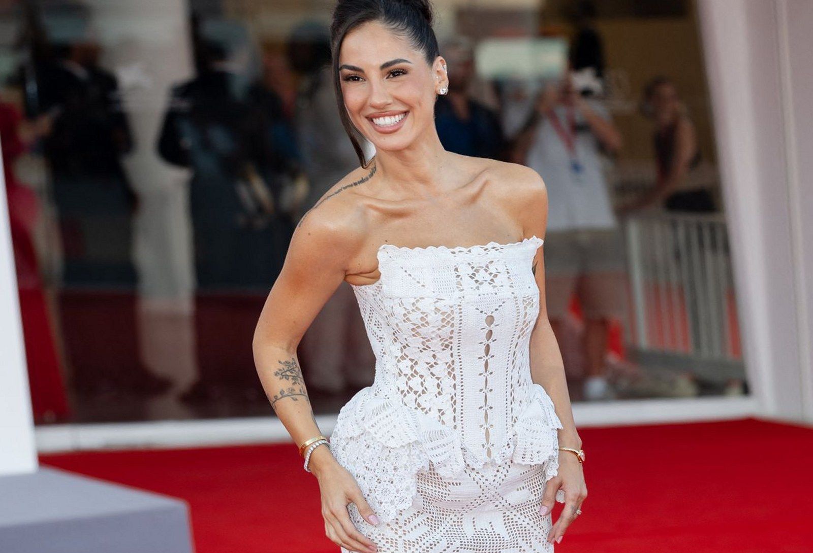 Giulia De Lellis in abito bianco Lucilla (centrini di famiglia) sul red carpet di Venezia