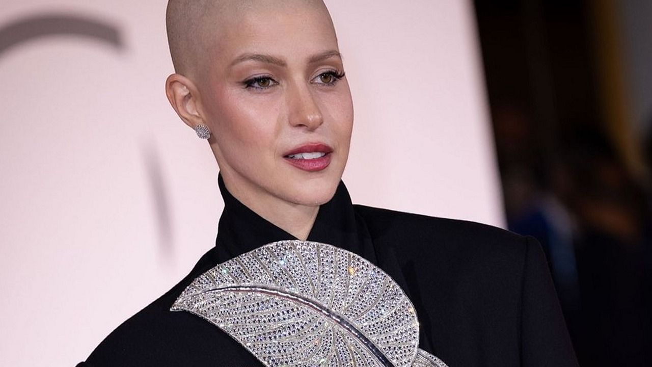 Natalia Paragoni a capo scoperto sul red carpet di Venezia 83, completo nero con applicazione floreale