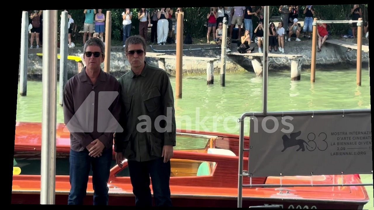 Liam e Noel Gallagher alla darsena del Lido per Oasis Don't Look Back in Anger