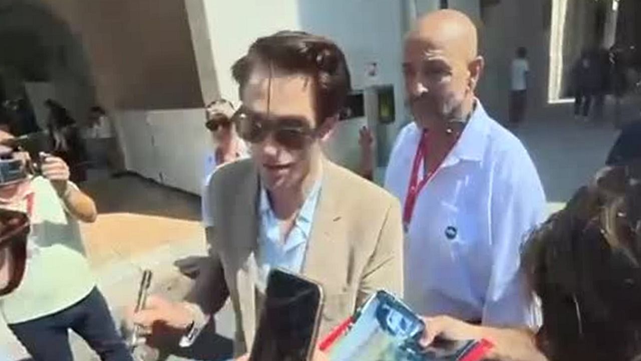 Robert Pattinson con occhiali e completo chiaro firma autografi al Lido di Venezia