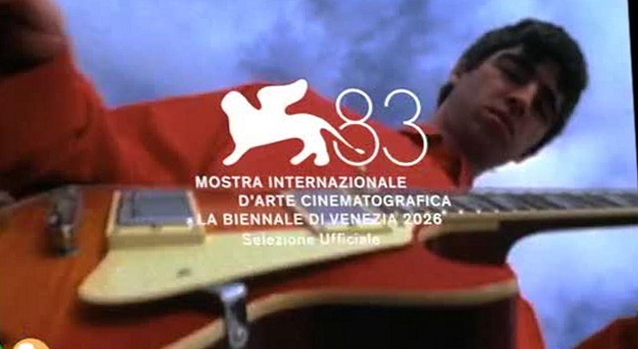 Noel Gallagher con chitarra, still Oasis Dont Look Back in Anger alla Mostra di Venezia 2026