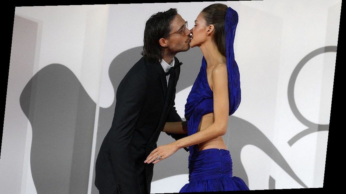 Brooklyn Beckham e Nicola Peltz si baciano sul red carpet di Venezia 83