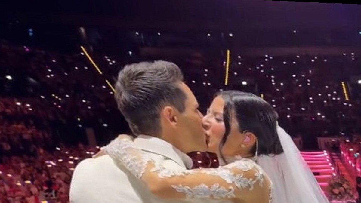 Me Contro Te Luì e Sofì si baciano sul palco del matrimonio show a Milano