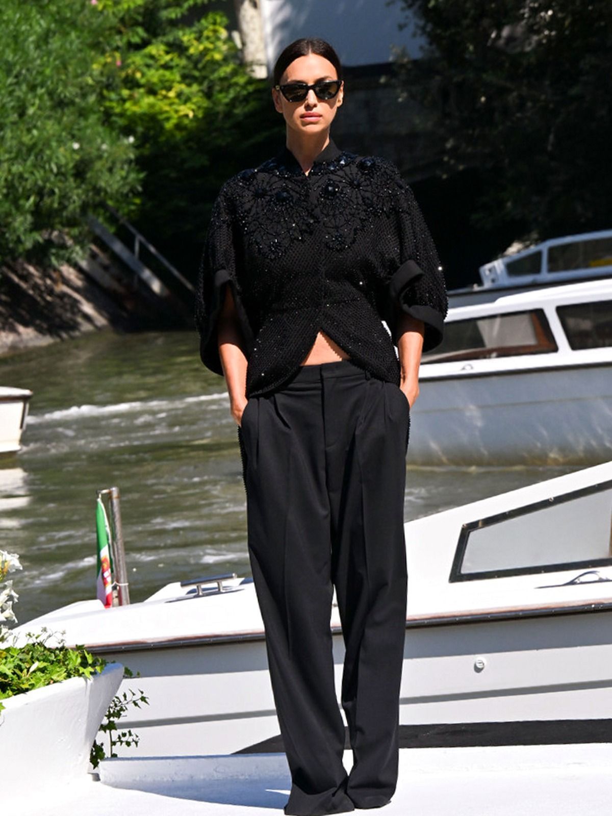 Irina Shayk in total black al Lido, Venezia 83