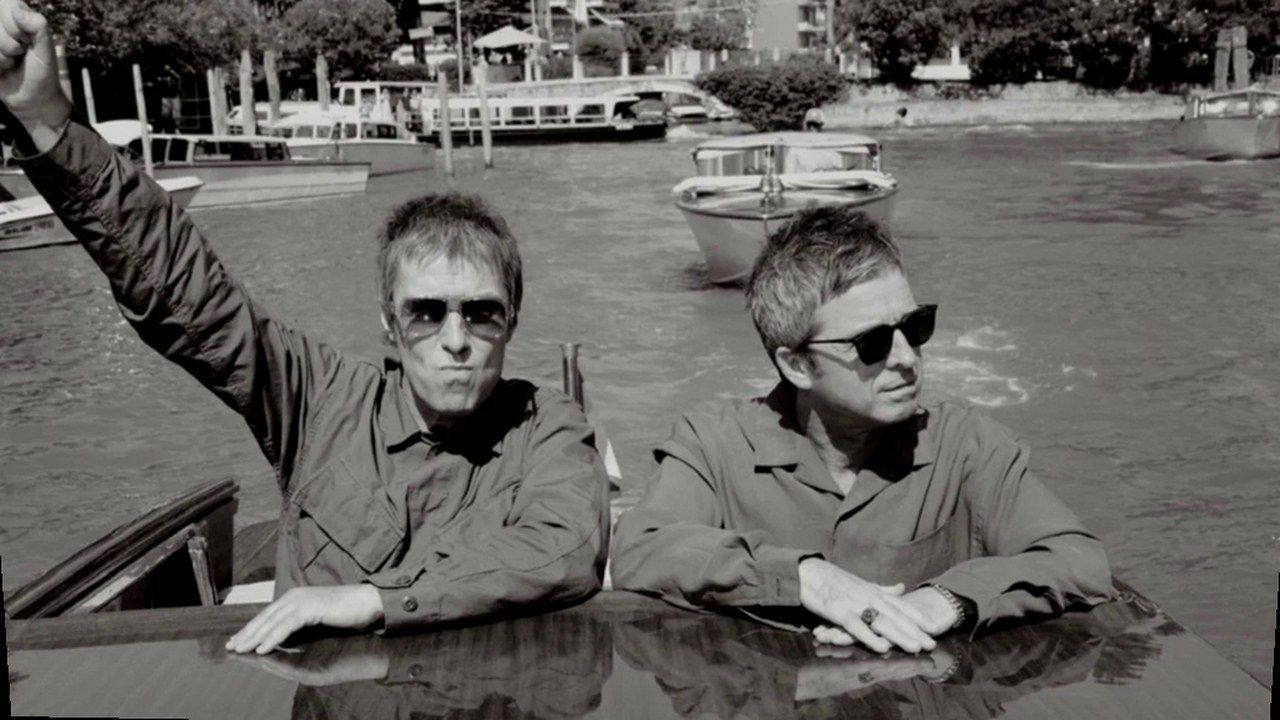 Liam e Noel Gallagher in barca a Venezia — inquadratura ricostruita (stessi soggetti)
