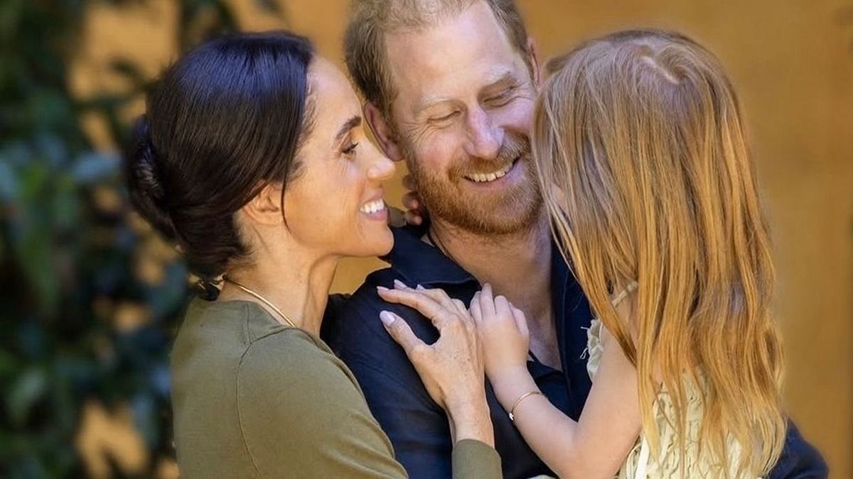 Meghan Markle e Harry con la figlia — inquadratura ricostruita (stessi soggetti)