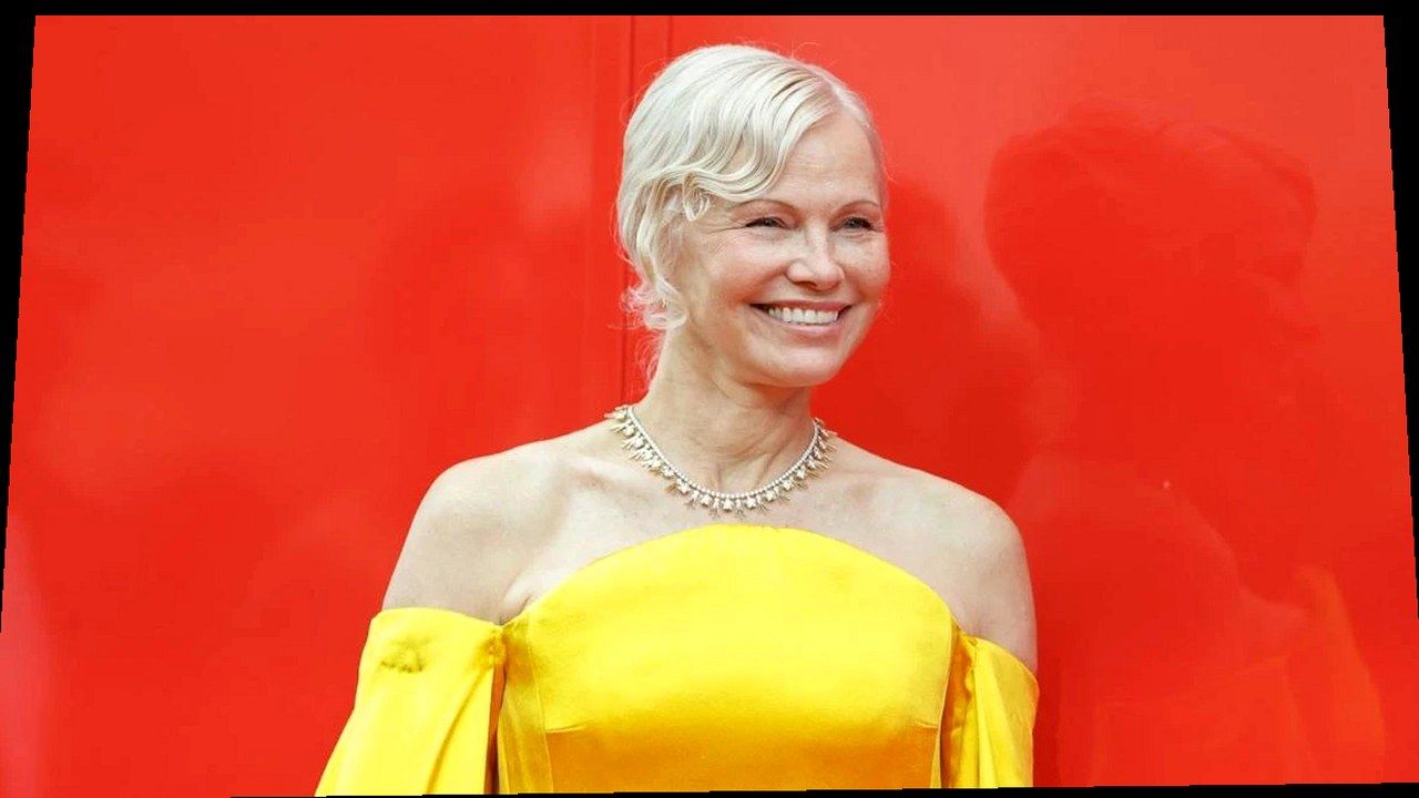 Pamela Anderson a Venezia 83: abito giallo Carolina Herrera e no make-up