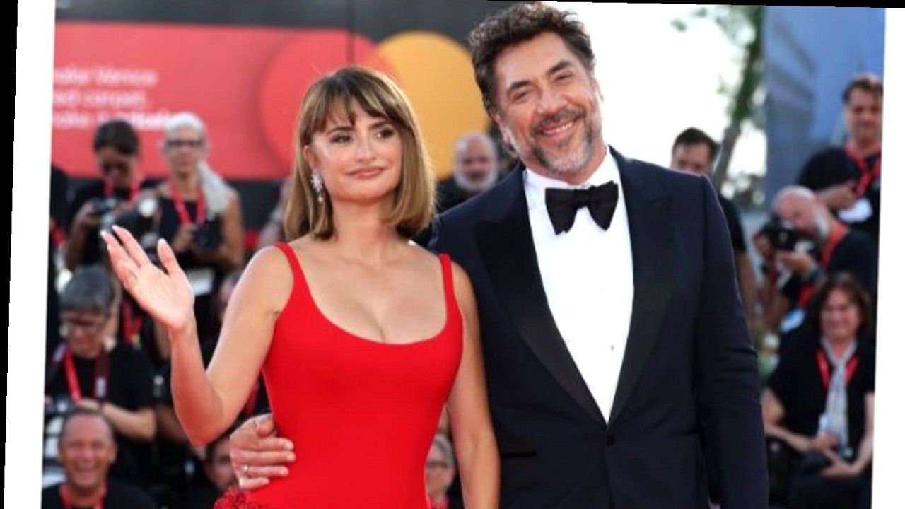 Penelope Cruz in red Chanel con Javier Bardem al red carpet di Venezia