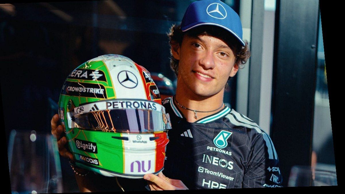 Kimi Antonelli in polo Mercedes con cappellino blu e casco tricolore italiano in mano