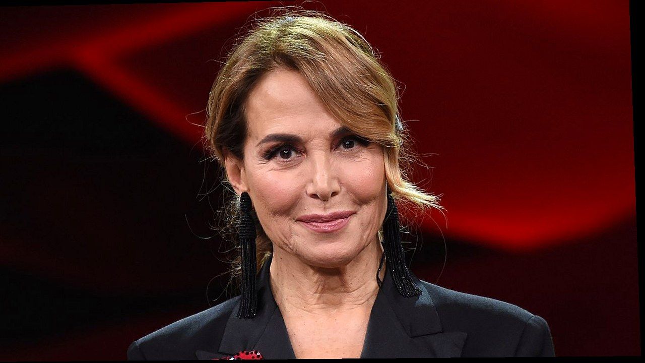 Barbara d’Urso — stessa scena della fonte Vanity Fair, nuova angolazione e inquadratura (volti invariati)