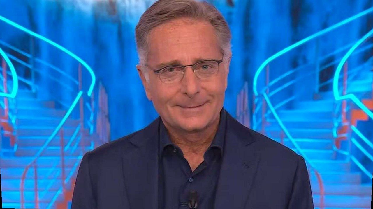 Paolo Bonolis sul set di Ciao Darwin — stessa scena della fonte BadTaste, nuova angolazione e inquadratura (volti invariati)