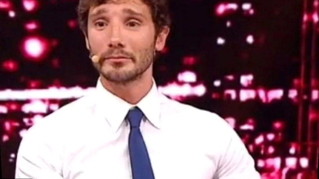 Stefano De Martino — cover Bigodino, warp geometrico (volti invariati)
